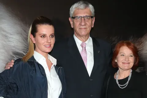 Maryna Kobuszewska, córka, z rodzicami pozuje do zdjęcia na tle futra.
