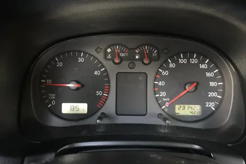 Wskaźniki samochodowe: obrotomierz, prędkościomierz, wskaźnik paliwa i temperatury. Licznik przebiegu pokazuje 231420 km. Czas 8:51. Wymiana licznika w samochodzie?