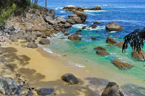 Arena dorada, aguas turquesas y rocas en las playas de Bueu. Un rincón idílico para disfrutar del mar.