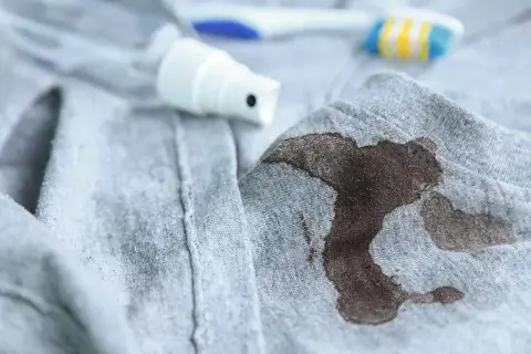 Jak sprać silikon z ubrania - skuteczne metody na trudne plamy