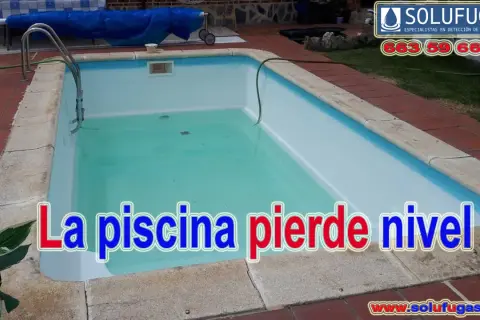 Piscina con nivel bajo de agua, indicando la necesidad de reparar piscina. Empresa Solufugas especializada en fugas.