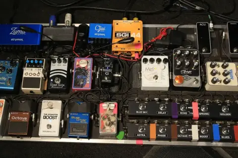 Mnóstwo efektów gitarowych na pedalboardzie, od Strymon po Boss. Gotowe do tworzenia niesamowitych brzmień.