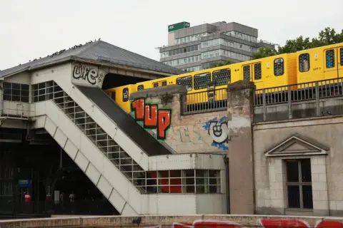1UP Graffiti: Berlins anonyme Crew erobert die Welt
