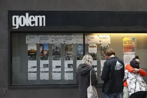 Cartelera del cine Golem, con anuncios de películas y un cartel de "La Fiesta del Cine" en Zaragoza.