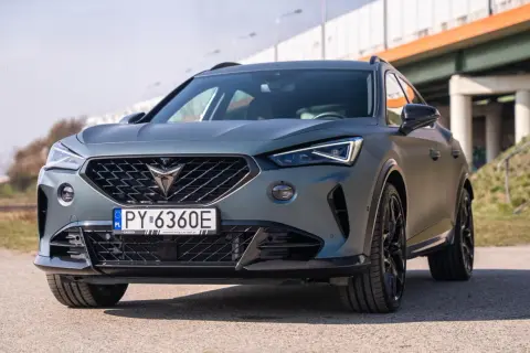 Szary Cupra Formentor z czarnymi felgami, gotowy na testy. Czy warto go kupić? Sprawdź nasze opinie!