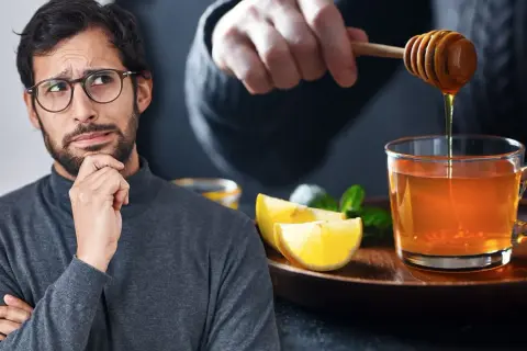 Hombre pensativo mira cómo añaden miel a un vaso de agua con limón y menta, ¿será la bebida perfecta para la noche?