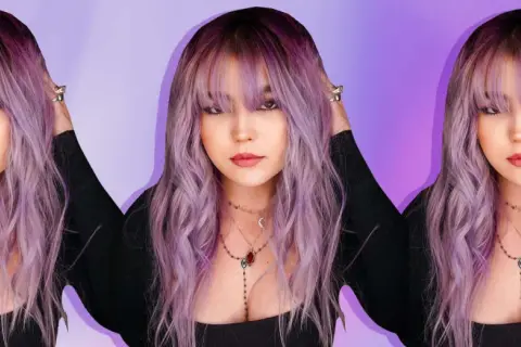 Una joven con cabello ondulado en una gama de violetas, con flequillo y collares delicados.
