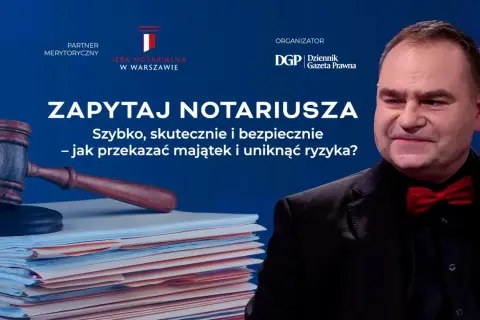 Młotek sędziowski na stercie dokumentów i mężczyzna w muszce. Temat: sukcesja co to i jak przekazać majątek.