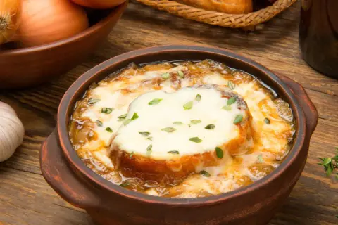 Sopa de cebolla gratinada, con pan y queso fundido, lista para disfrutar. Así se hace la sopa de cebolla.