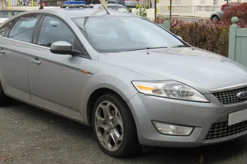 Srebrny Ford Mondeo MK4, często chwalony w opiniach, zaparkowany na ulicy.