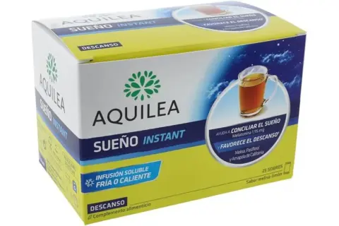 Caja de Aquilea Sueño Instant, con imagen de una taza de infusión y cielo nocturno. Promueve el descanso con infusiones relajantes.