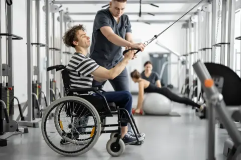 Rehabilitacja w klubie fitness. Dowiedz się, jak obliczyć dofinansowanie do turnusu rehabilitacyjnego, by skorzystać z profesjonalnej pomocy.