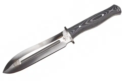 Cuchillo Ezapac con mango de madera veteada y hoja de acero pulido con un hueco central y un emblema.