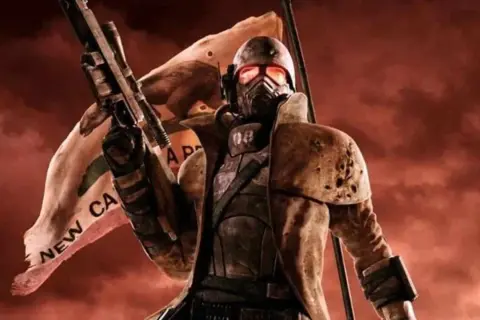 Żołnierz w pancerzu z maską i karabinem, za nim powiewa flaga z napisem "NEW CA". Wygląda jak z gry Fallout New Vegas 2.