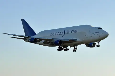 Der Boeing 747 Dreamlifter mit ausgefahrenem Fahrwerk im Landeanflug.