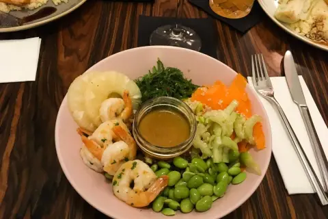 Kolorowa miska z krewetkami, ananasem, edamame i sosem. Idealne miejsce, gdzie zjesc w Krakowie.