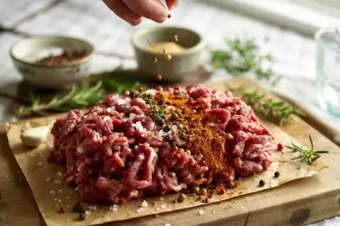 Idealne mięso na hamburgery: Jak przyprawić? Uniknij 3 błędów!