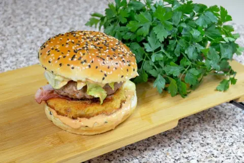 Jak zrobić burgera jak z McDonald's - prosty przepis na smak dzieciństwa