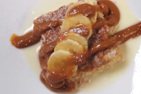 En bit trilece med banan och karamellsås. Ett härligt recept för alla sötsugna!