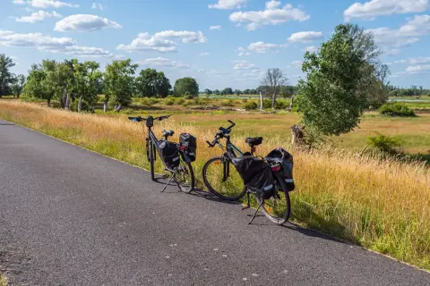 Dwa rowery z sakwami czekają na odkrycie malowniczych tras rowerowych Pomorza.
