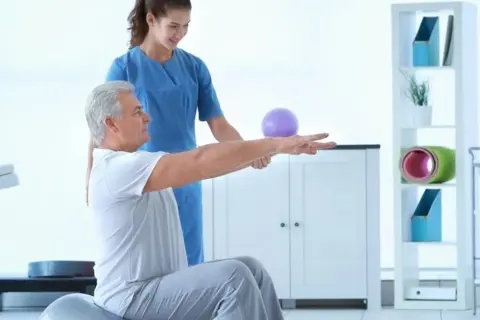 Rehabilitacja NFZ: Ile razy w roku? Poznaj zasady