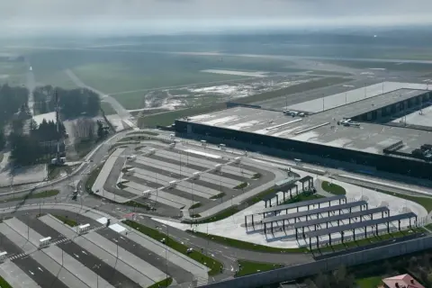 Lotnisko Radom rozkład lotów. Widok z lotu ptaka na nowoczesny terminal, pasy startowe i rozległe parkingi.