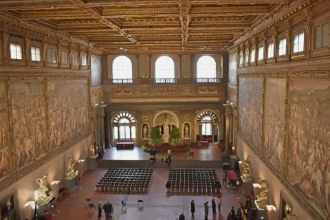 Salone dei Cinquecento, Palazzo Vecchio Firenze, con affreschi storici e soffitto dorato.