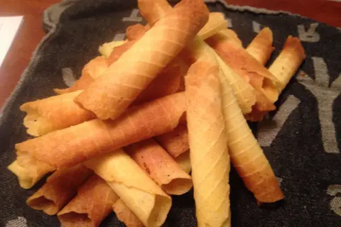 En hög med gyllene rullrån, perfekta för fikat. Ett enkelt rullrån recept ger dessa spröda godsaker.