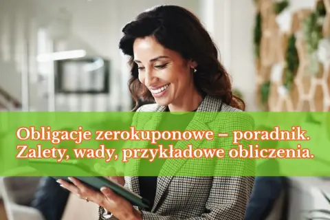 Uśmiechnięta kobieta w garniturze patrzy na tablet. Na zielonym tle tekst: "Obligacje zerokuponowe – poradnik. Zalety, wady, przykładowe obliczenia.