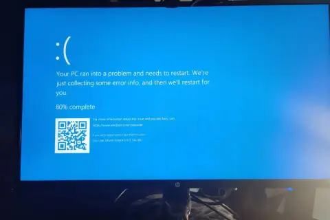 Niebieski ekran śmierci Windows z komunikatem "DRIVER POWER STATE FAILURE". Komputer zbiera informacje o błędzie.