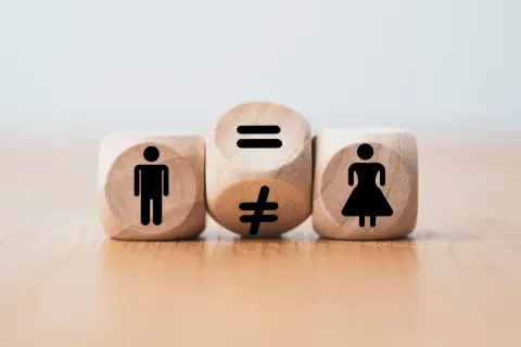 Trzy kostki symbolizują parytety płci w zarządach spółek. Lewica walczy o równość, a nie nierówność.