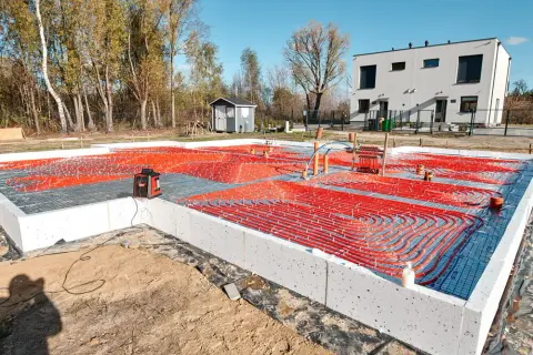 Jak wykonać płytę fundamentową pod dom szkieletowy bez błędów?