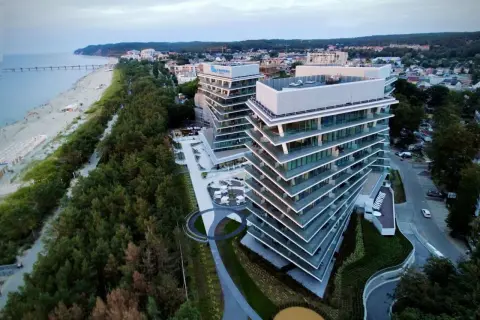 Nowoczesne apartamentowce Wave Międzyzdroje Resort & Spa przy plaży i lesie.