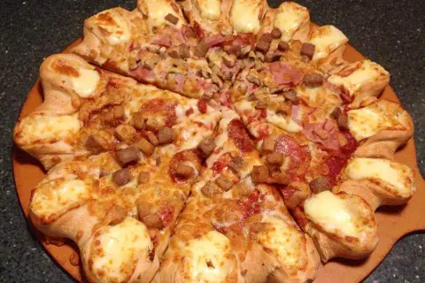 Ile cm ma duża pizza w Pizza Hut? Odkryj jej wymiary i porcje