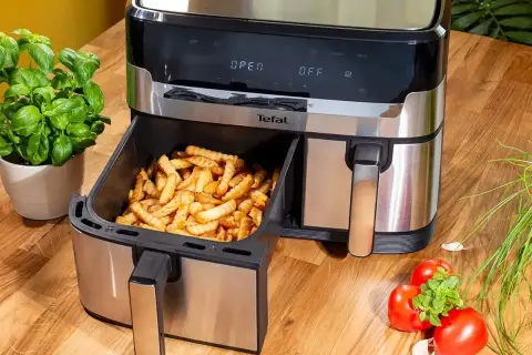 Frytkownica beztłuszczowa Tefal z koszem pełnym chrupiących frytek.