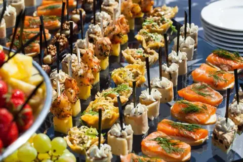 Czym jest catering? Definicja, rodzaje i praktyczne porady
