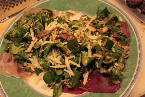Feldsalat mit Walnüssen, Parmesan und einem köstlichen Dressing, wie es nur Oma machen kann.