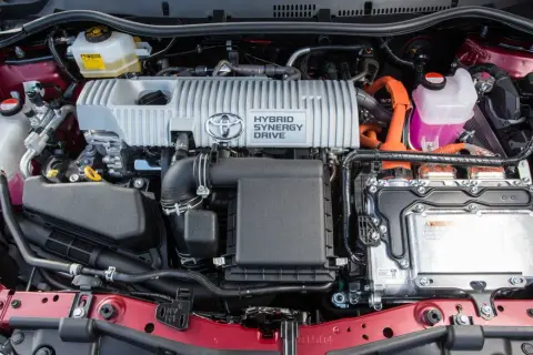 Jak działa hybryda w Toyocie Prius? Rozwiej mity, poznaj fakty.
