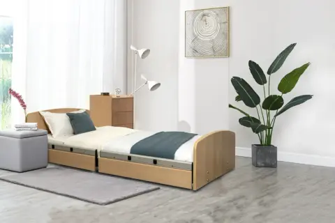Modernes Pflegebett mit Holzrahmen, ideal für zu Hause. Mieten Sie ein Pflegebett, die Krankenkasse übernimmt oft die Kosten.