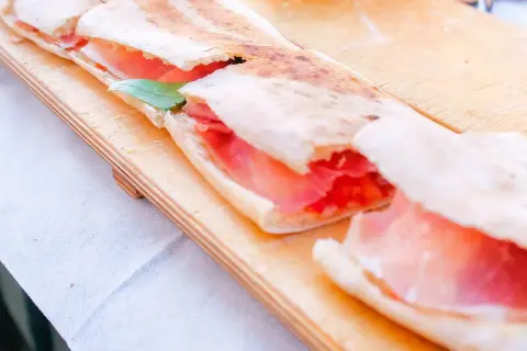 Paposcia Peschici, focaccia ripiena di prosciutto crudo e pomodoro, un sapore autentico del Gargano.