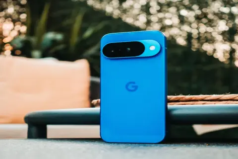 El nuevo Pixel 10, azul vibrante, descansa sobre una mesa exterior, listo para capturar la vida.