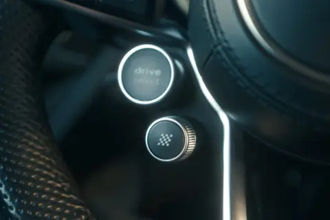 Przycisk "drive select" i ikonka szachownicy na kierownicy. Czy to jest launch control co to?