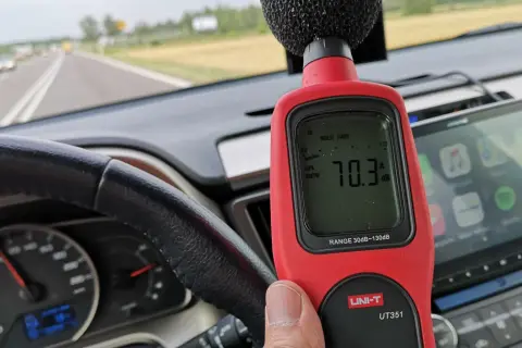 Miernik hałasu pokazuje 70.3 dB w kabinie. Warto zastanowić się nad wygłuszeniem maski silnika, by obniżyć ten wynik.