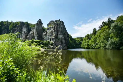Felsenmeer mit See und grünen Bäumen, ideal für komoot wandern NRW.