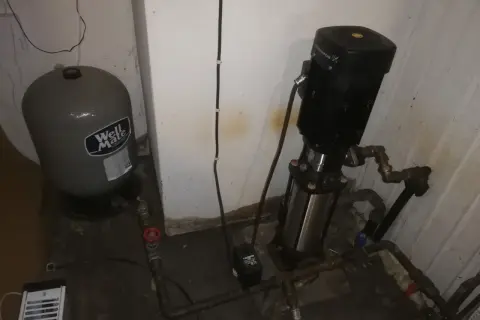 En hydropress med trycktank och pump för att säkerställa jämn vattentillförsel.