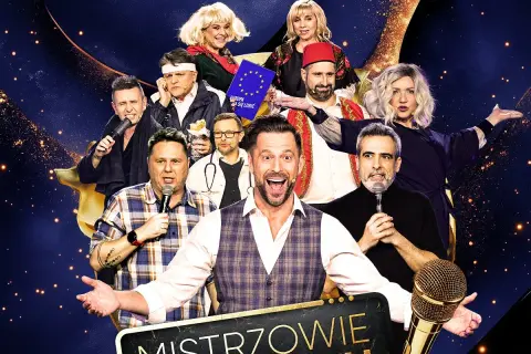 Grupa polskich artystów kabaretowych w strojach scenicznych, z mikrofonami, na tle nocnego nieba.