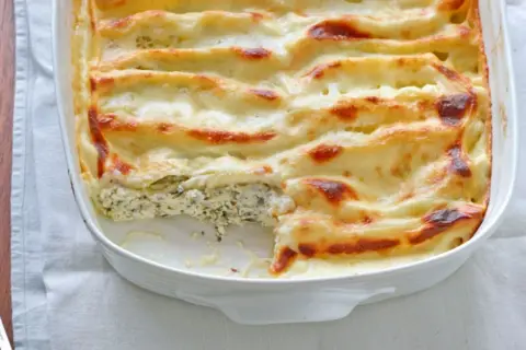 Cannelloni ricotta-spinat italienisch, überbacken mit cremiger Käsesauce und goldbrauner Kruste. Ein Genuss!