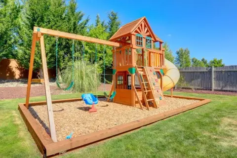 Jak samemu zbudować plac zabaw dla dzieci? Bezpieczny poradnik DIY