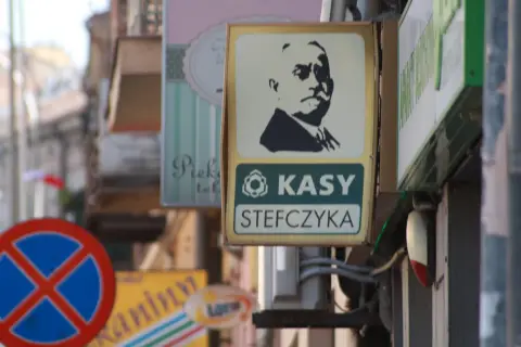 Znak Kasy Stefczyka z portretem patrona. Czy to bank? Nie, to spółdzielcza kasa oszczędnościowo-kredytowa, instytucja finansowa.