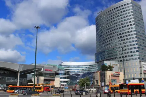 Jak dojść z dworca centralnego do złotych tarasów w Warszawie?